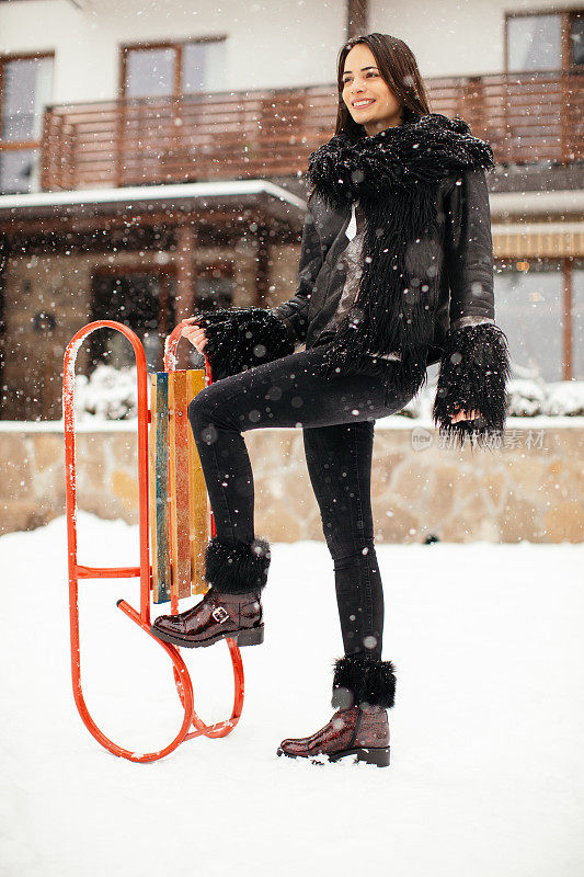 年轻女子拉着雪橇