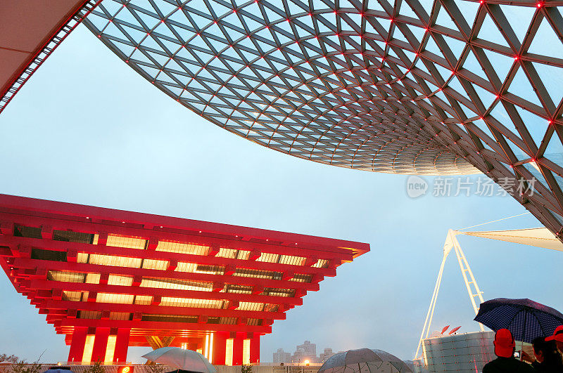 2010年世博会中国馆，人们拍照，上海，中国。