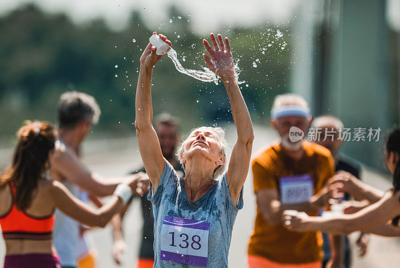 高级马拉松运动员在比赛中用水来提神。
