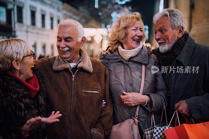 两对老夫妇微笑着