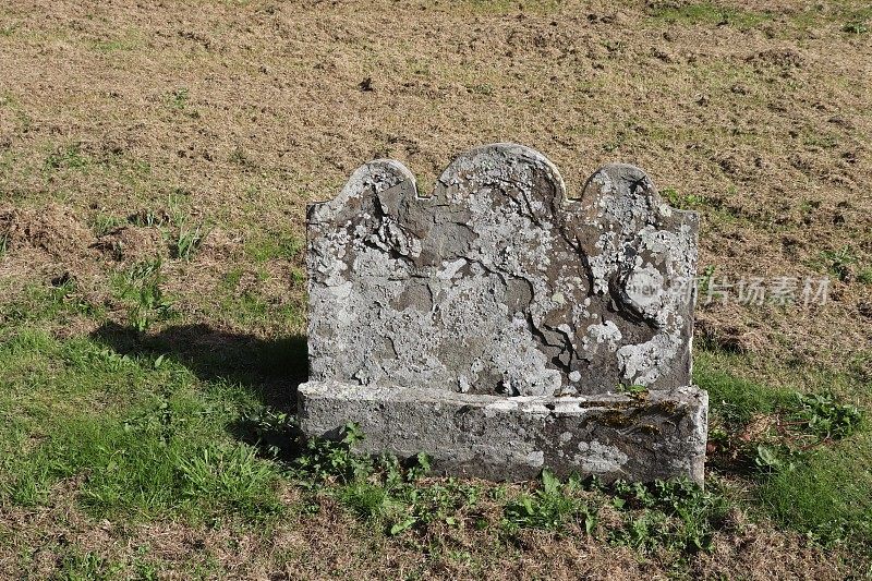 空白的老墓碑墓碑与老墓地墓地的复制空间