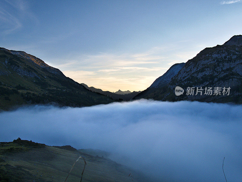 黎明时分，山上的湖被雾覆盖着