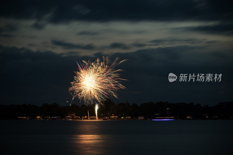 烟花在湖