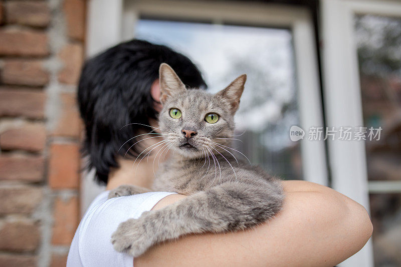 女人抱着她的猫