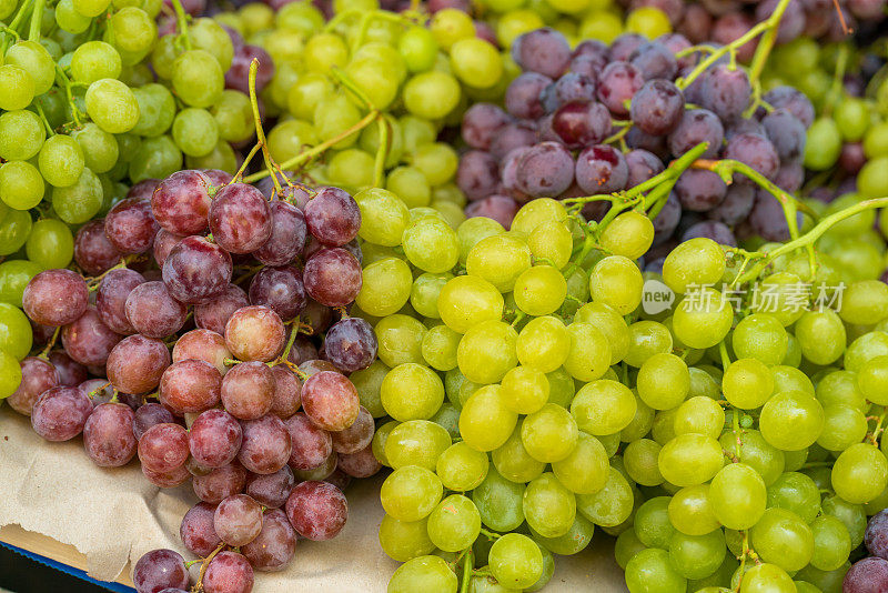 西西里岛卡塔尼亚街头市场上的新鲜葡萄