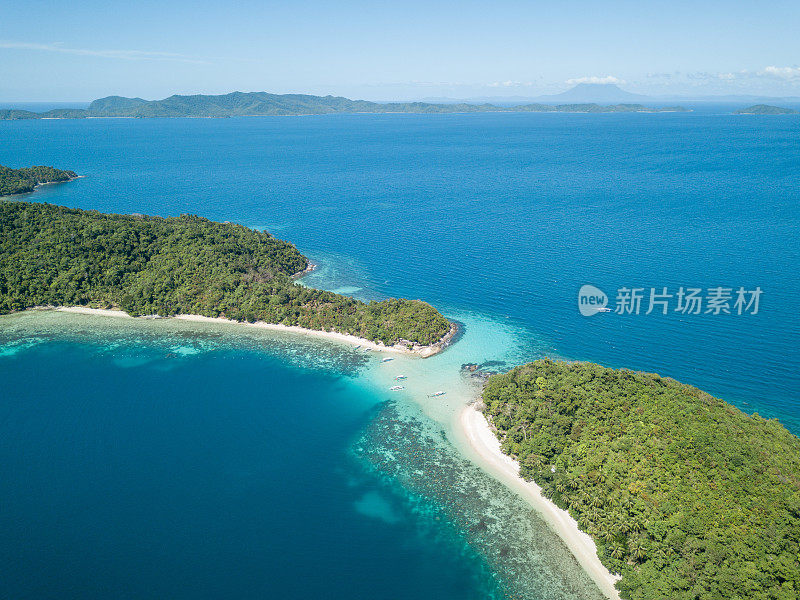 令人惊叹的无人机拍摄的热带岛屿和船在绿松石纯净的水。上图，拍摄于菲律宾群岛，亚洲。港口巴顿,巴拉望