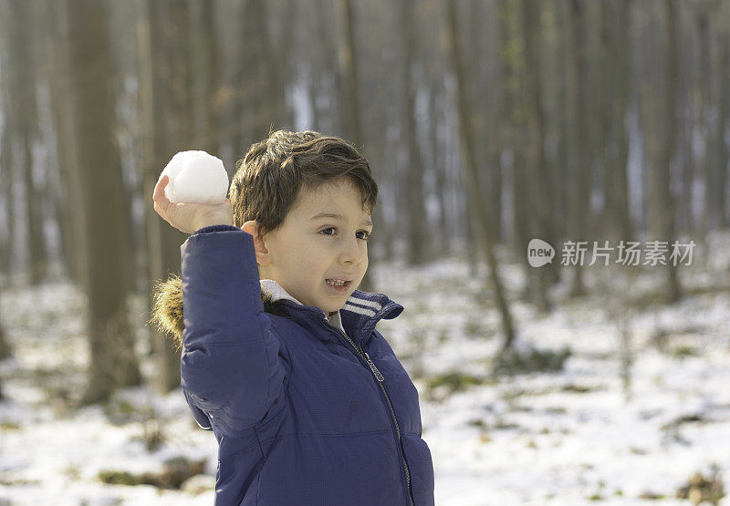 滚雪球。孩子们在打雪仗。
