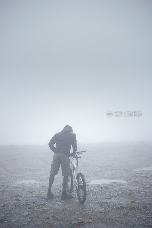 在恶劣天气下骑山地自行车