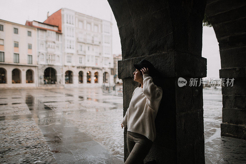 年轻女子在等雨停