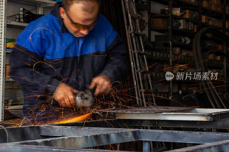 建筑业手工工人用圆锯切割铁器