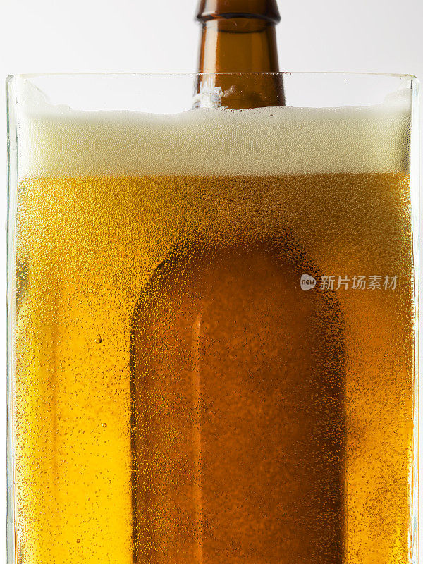 啤酒瓶在啤酒的背景