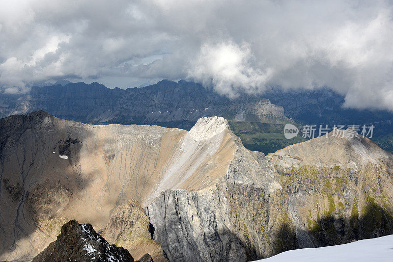 瑞士阿尔卑斯山的山峰