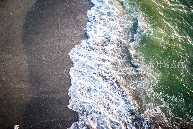 海浪和冲浪的鸟瞰图