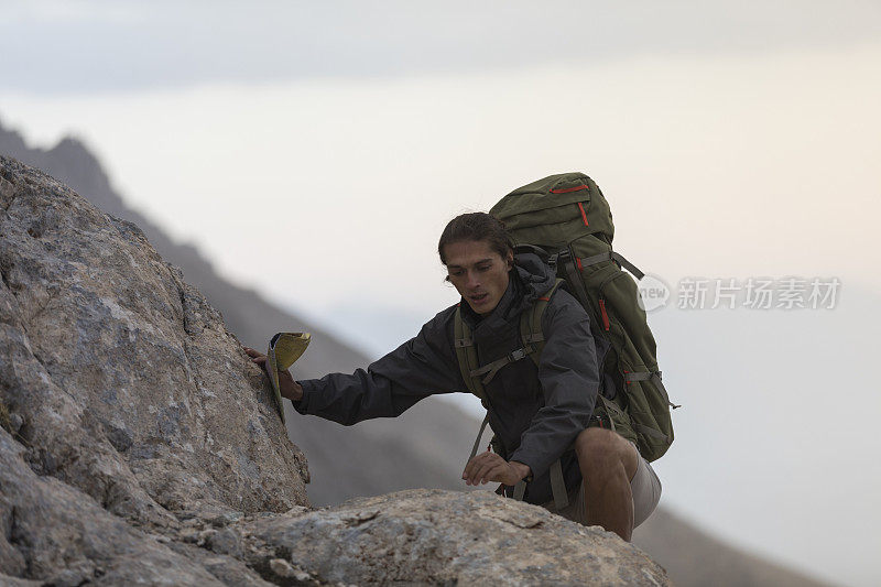 在陡峭的岩石上远足