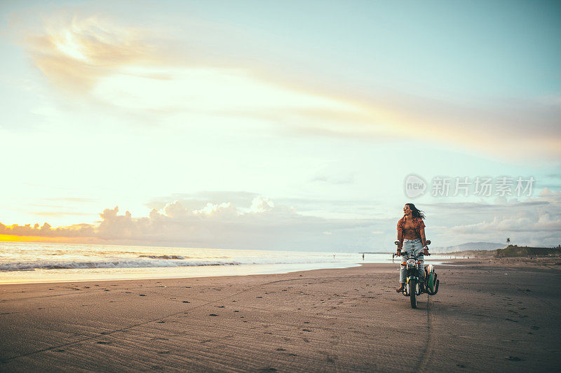 在海滩上骑摩托车冲浪的人