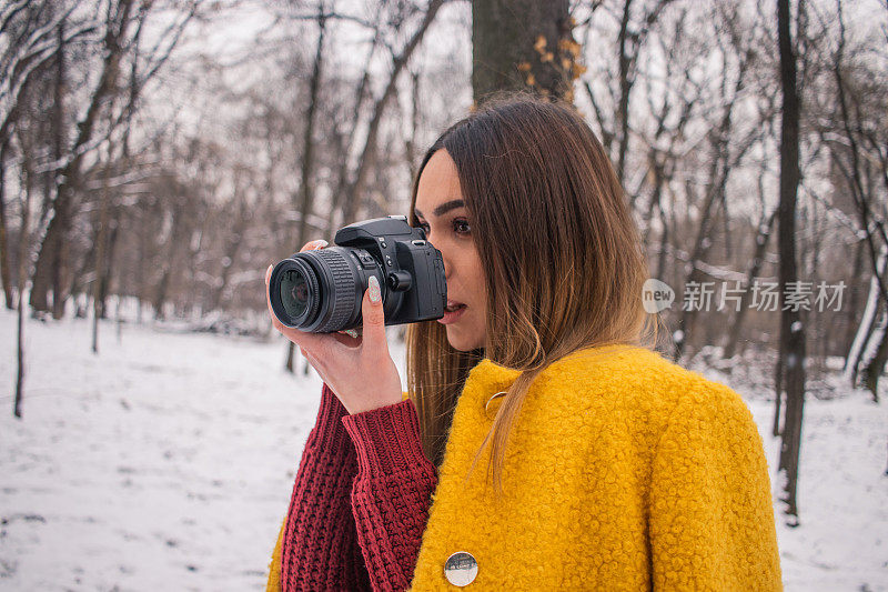 女人拍摄雪