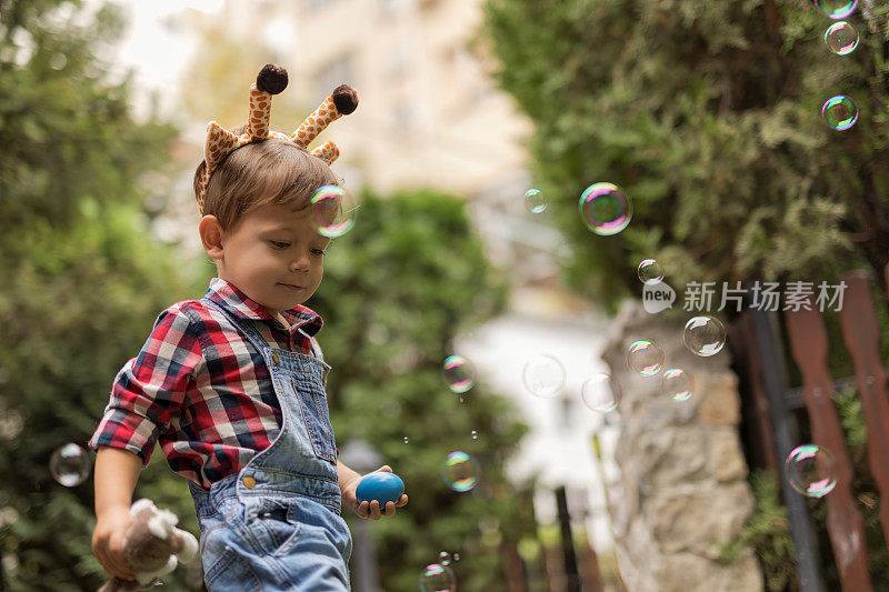 被肥皂泡包围的男孩