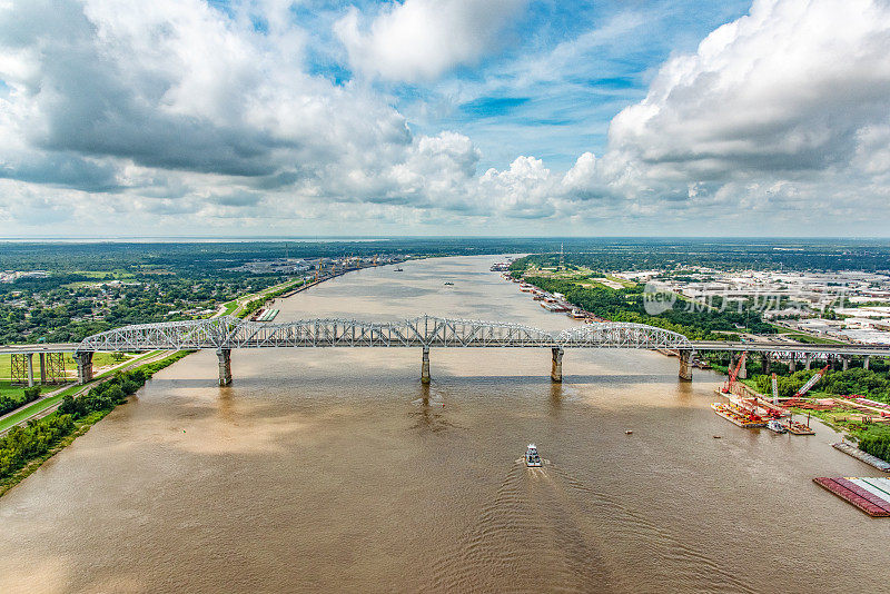 横跨密西西比河的大桥