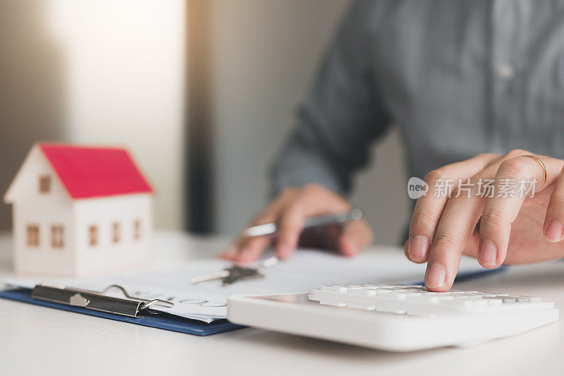 房屋中介使用计算器计算每个月客户的贷款期限。