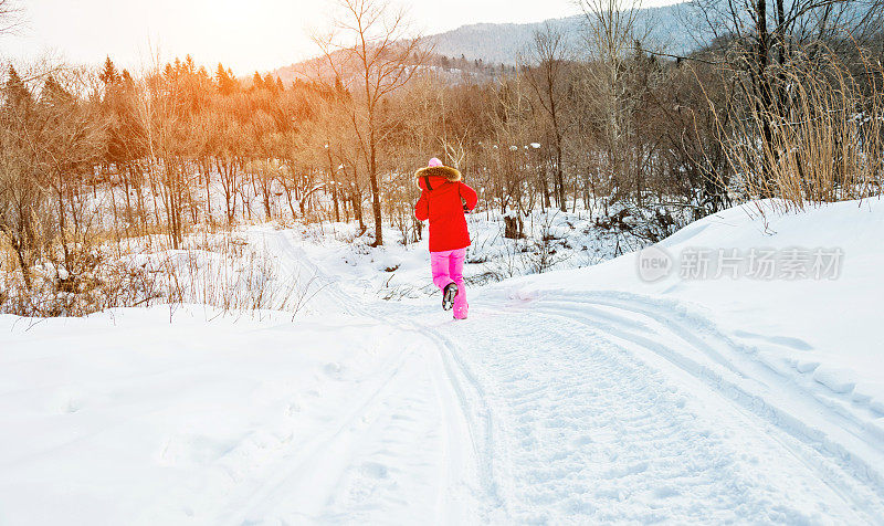 在森林里雪地上奔跑的女人