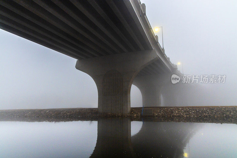 现代公路桥消失在雾中。