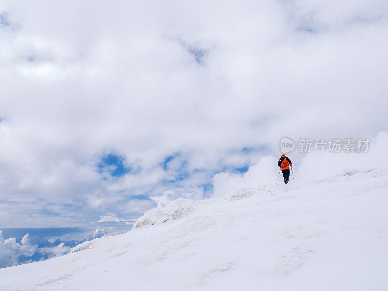 登山者正在攀登高海拔的山峰