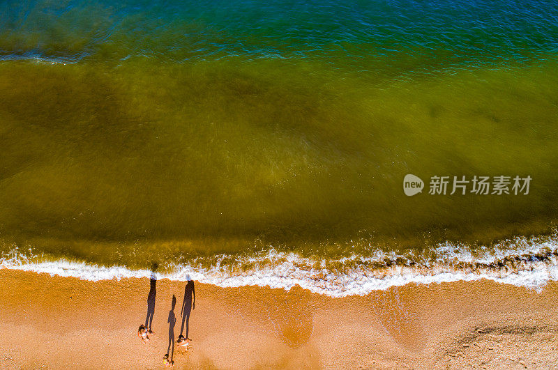 沿着海岸散步