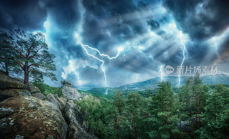 山上有闪电、雷暴和阳光。天气、灾难(飓风、台风、龙卷风、风暴)概念