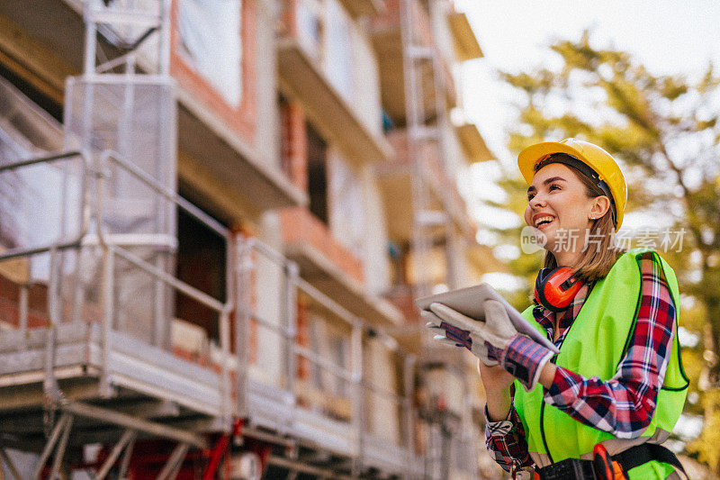 在建筑工地工作的蓝领妇女