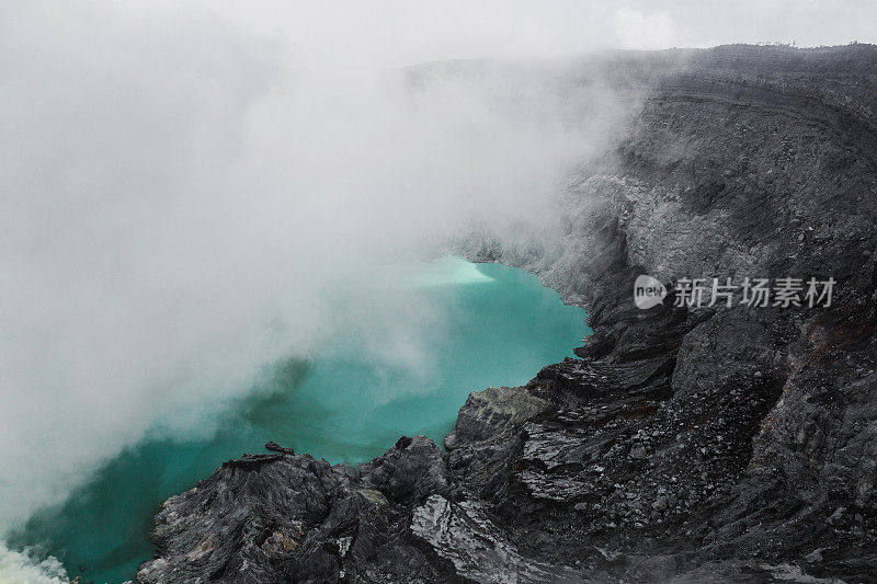 伊真火山和硫磺矿的鸟瞰图