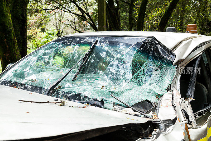 交通事故造成汽车挡风玻璃前部破碎