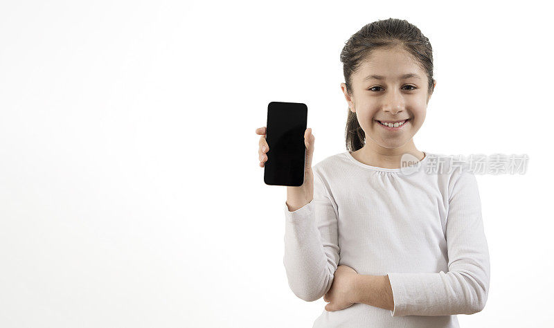 小女孩展示智能手机
