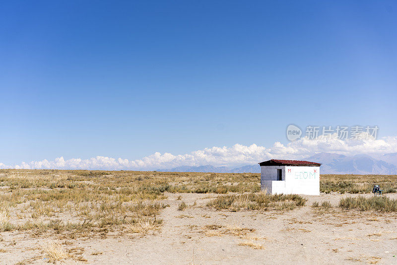 吉尔吉斯斯坦伊塞克-库尔盐湖附近的一个孤独的厕所