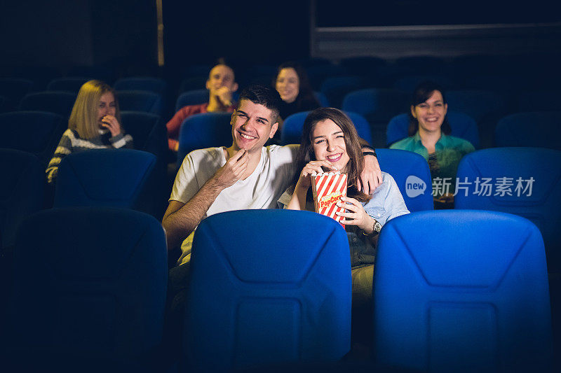 情侣在电影院看电影。