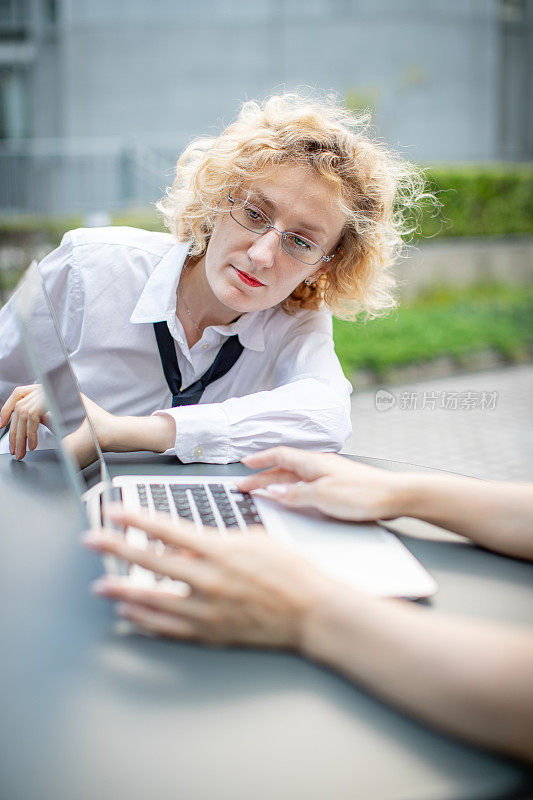 女商人一边看电脑一边说话