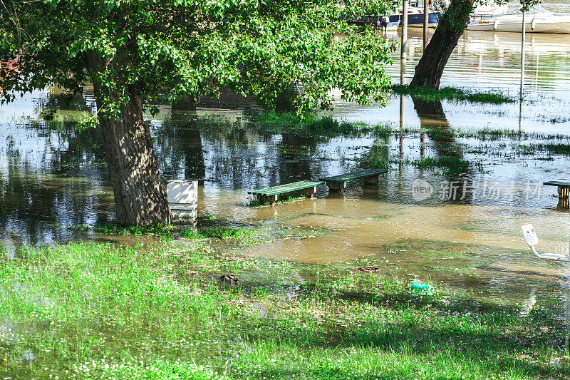 塞尔维亚多瑙河和萨瓦河的春天洪水淹没了城市，淹没了公园的长椅
