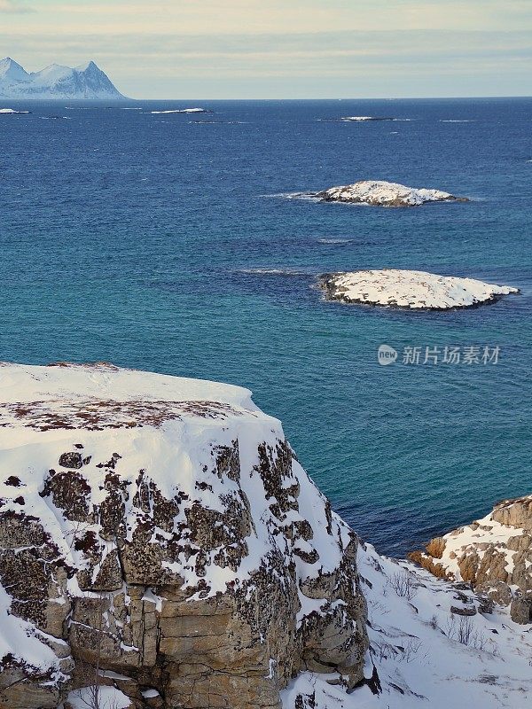 索马洛伊岛附近的挪威海域，有多雪的岛屿