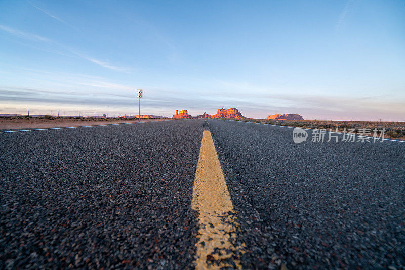 纪念碑谷从公路上看日落，美国犹他州