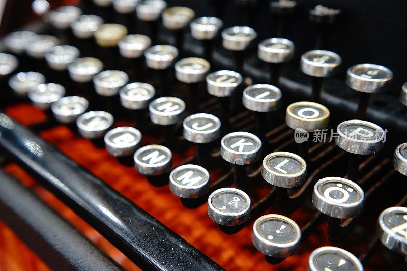 一个旧打字机的特写