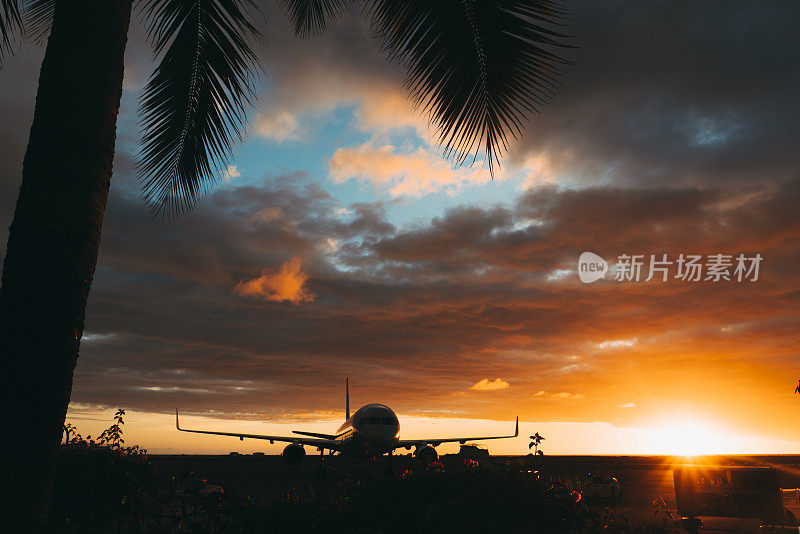 日落时分的夏威夷热带户外机场