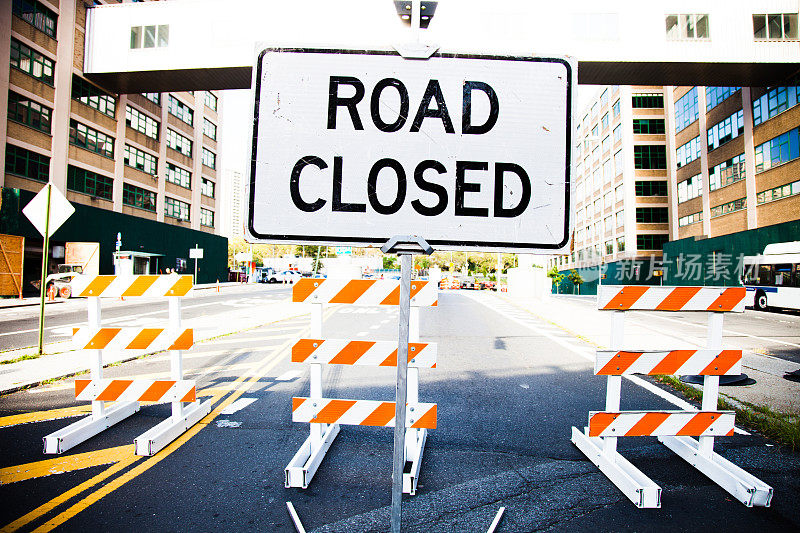 在纽约市中心的道路封闭标志为建筑