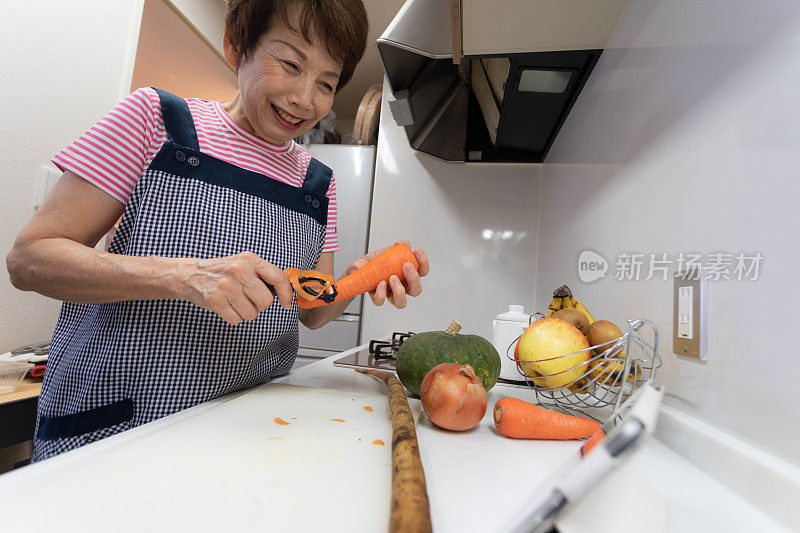 妇女用平板电脑学习烹饪