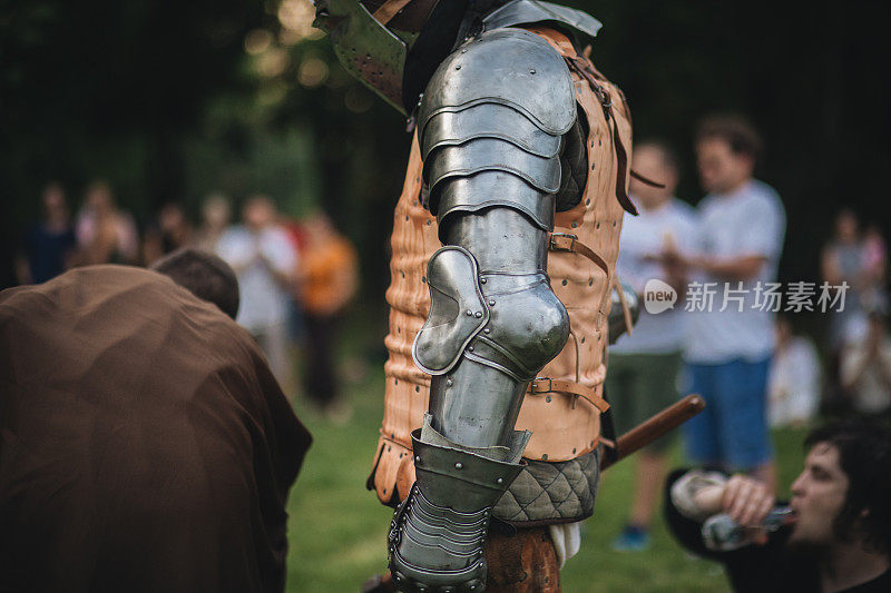 在传统节日中穿着盔甲的骑士