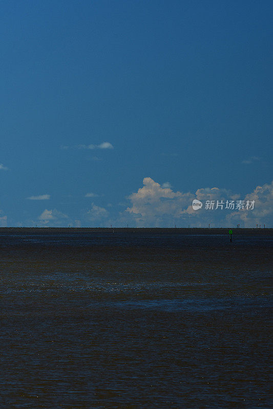 沿海水域的夏季云与沙洲上的助航设备