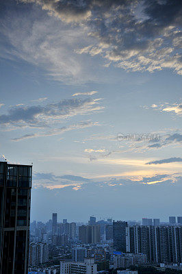 城市天际线在日出，成都，中国