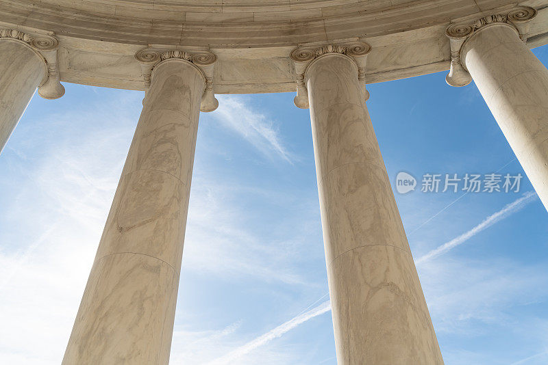 在国家樱花节期间，美国华盛顿特区杰斐逊纪念堂的大理石柱子
