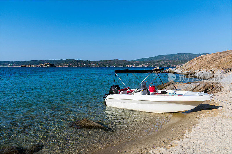 停在希腊哈尔基迪基海滩附近的摩托艇