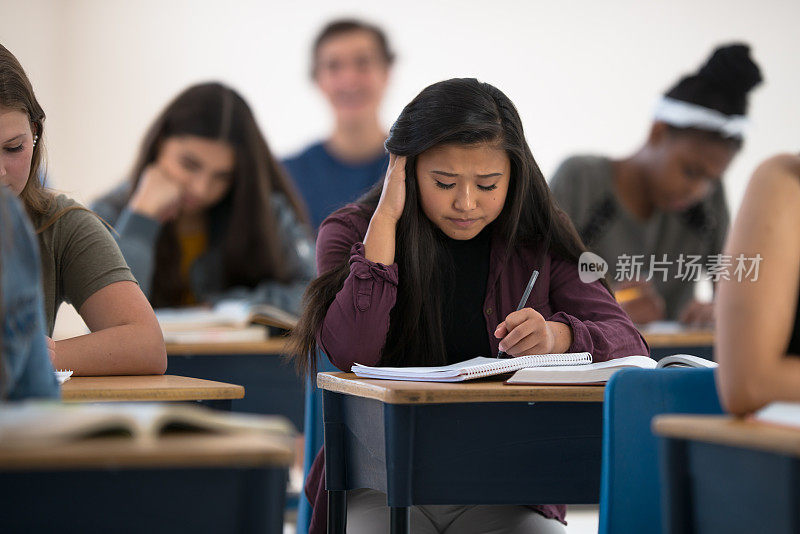 亚洲大学生在班级学习照片