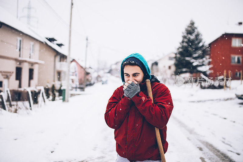 拿着雪铲的男人