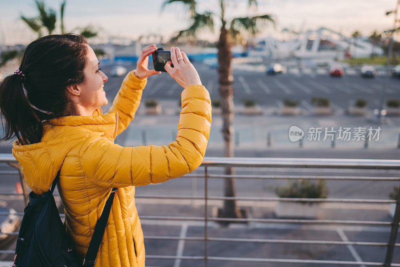 单身女游客在欧洲旅行，去西班牙旅游